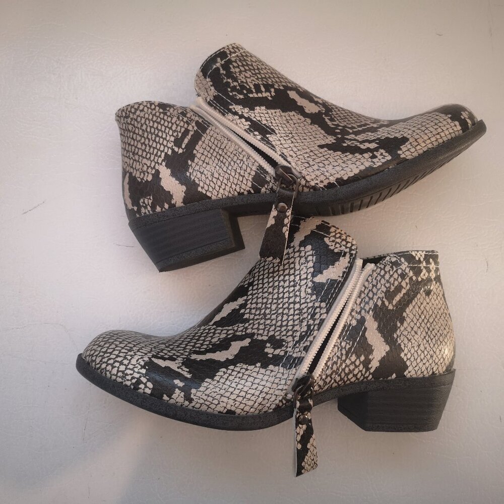 Arizona Jean Co. Ladies Galen Size 5 Faux Leather Ankle Boots